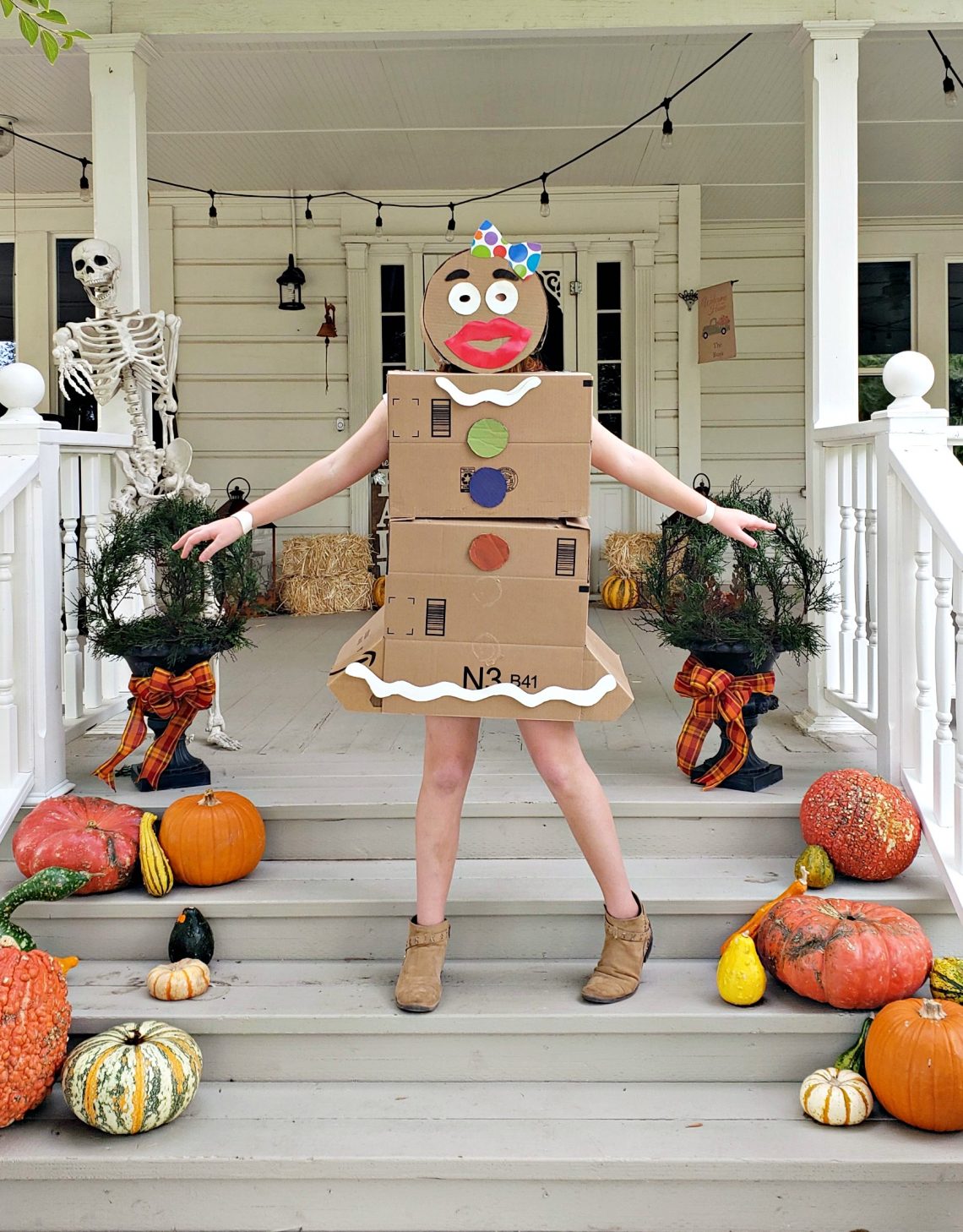 diy-gingerbread-woman-costume-from-boxes-clever-housewife